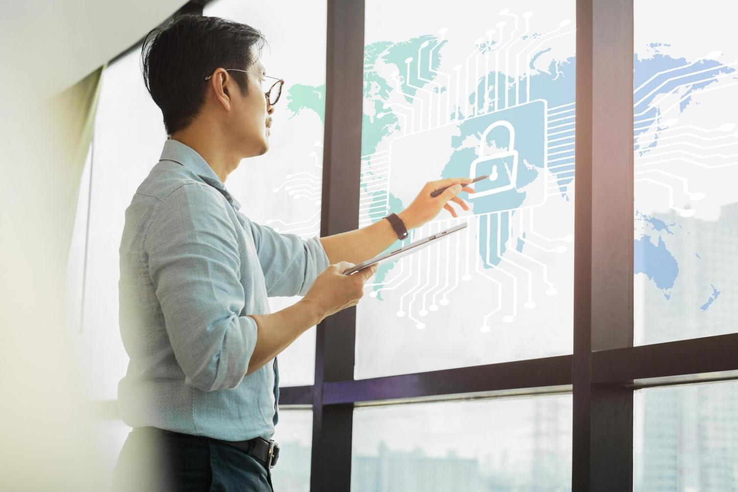 Estudiante trabajando en estrategias de SEO